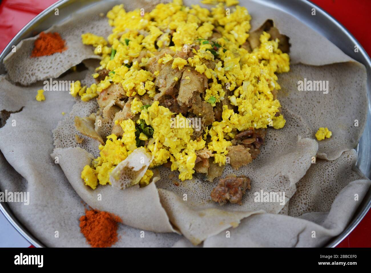 Firfir mit Rühreiern ist ein beliebtes Frühstück in Äthiopien. Stockfoto