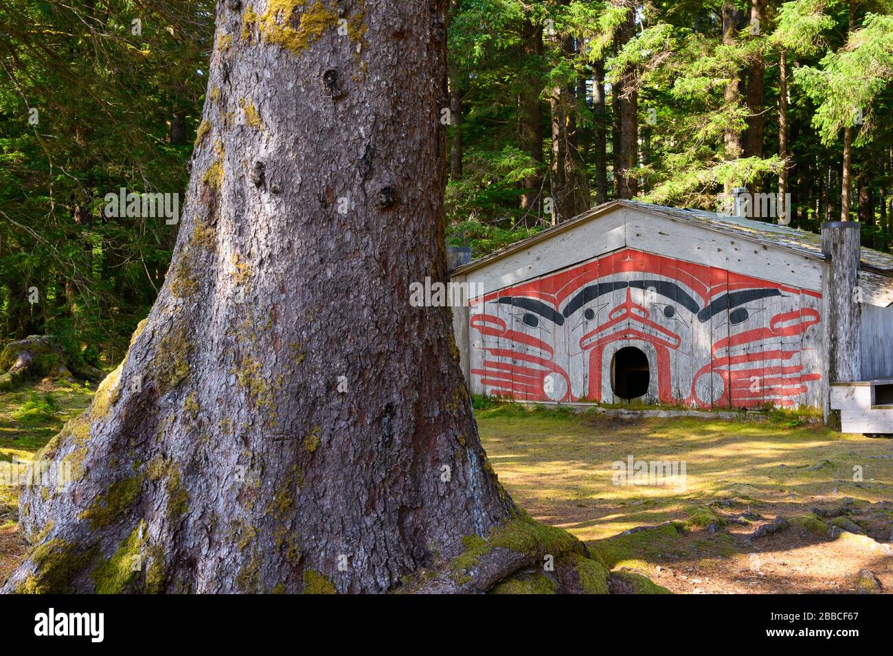 Blick um das Haus im HLK'yah Gawga, Windy Bay, Gwaii Haanas National Park Reserve, Haida Gwaii, früher bekannt als Queen Charlotte Islands, British Columbia, Kanada Stockfoto