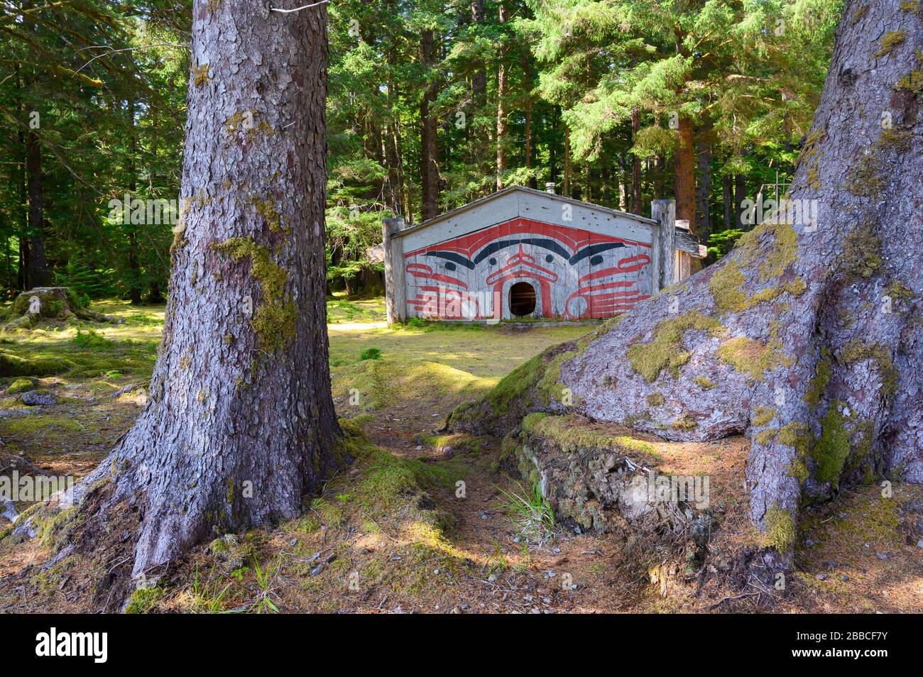 Blick um das Haus im HLK'yah Gawga, Windy Bay, Gwaii Haanas National Park Reserve, Haida Gwaii, früher bekannt als Queen Charlotte Islands, British Columbia, Kanada Stockfoto