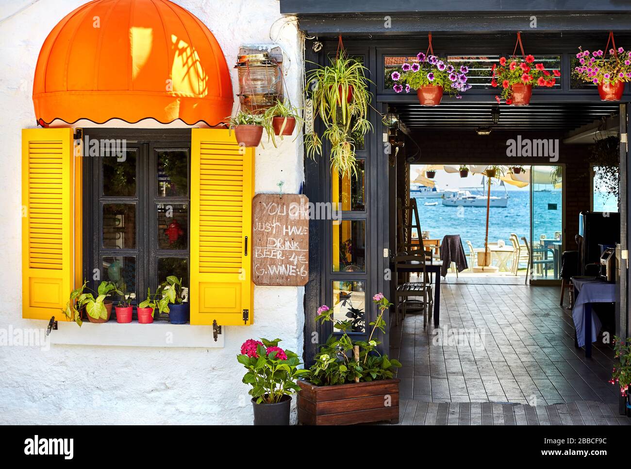 Street Café mit Tischen und Meerblick in Bodrum, Türkei Stockfoto