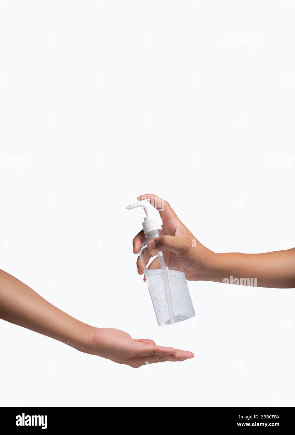 Hand, zwei Personen, die mit Alkoholgel die Hände waschen, um Keimen zur Vorbeugung von Krankheiten zu widerstehen, auf weißem Hintergrund, für das Konzept des Krankheitsschutzes. Stockfoto