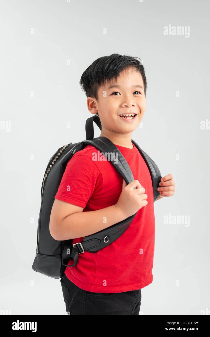Zurück zur Schule - Porträt des asiatischen Schuljungen, das mit Schultasche lächelt Stockfoto