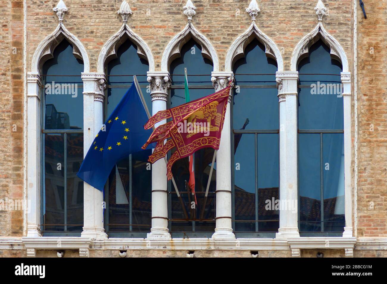 Schwenkende Flaggen Europas und der Republik Venedig im Palazzo Zaguri, Venedig, Venedig, Italien Stockfoto