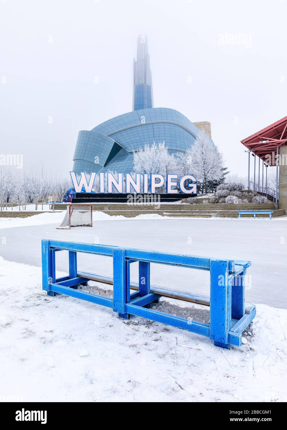 Canadian Museum for Human Rights and Ice Hockey Eisbahn an einem frostigen Wintertag, The Forks, Winnipeg, Manitoba, Kanada. Stockfoto
