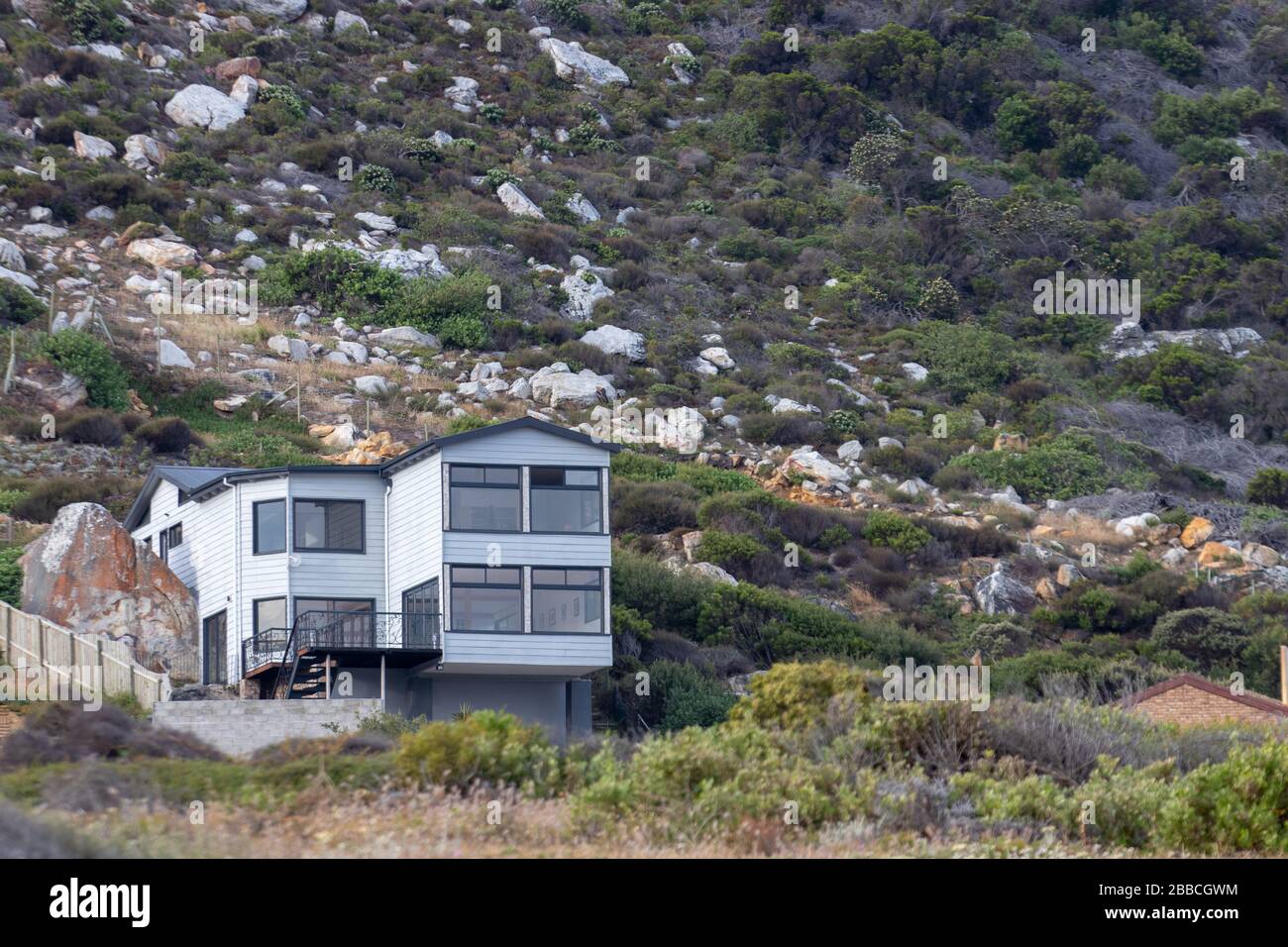 Kapstadt, Südafrika. März 2020. Eine große doppelstöckige Kabine auf einem Berghang in Glencairn Kapstadt. Stockfoto