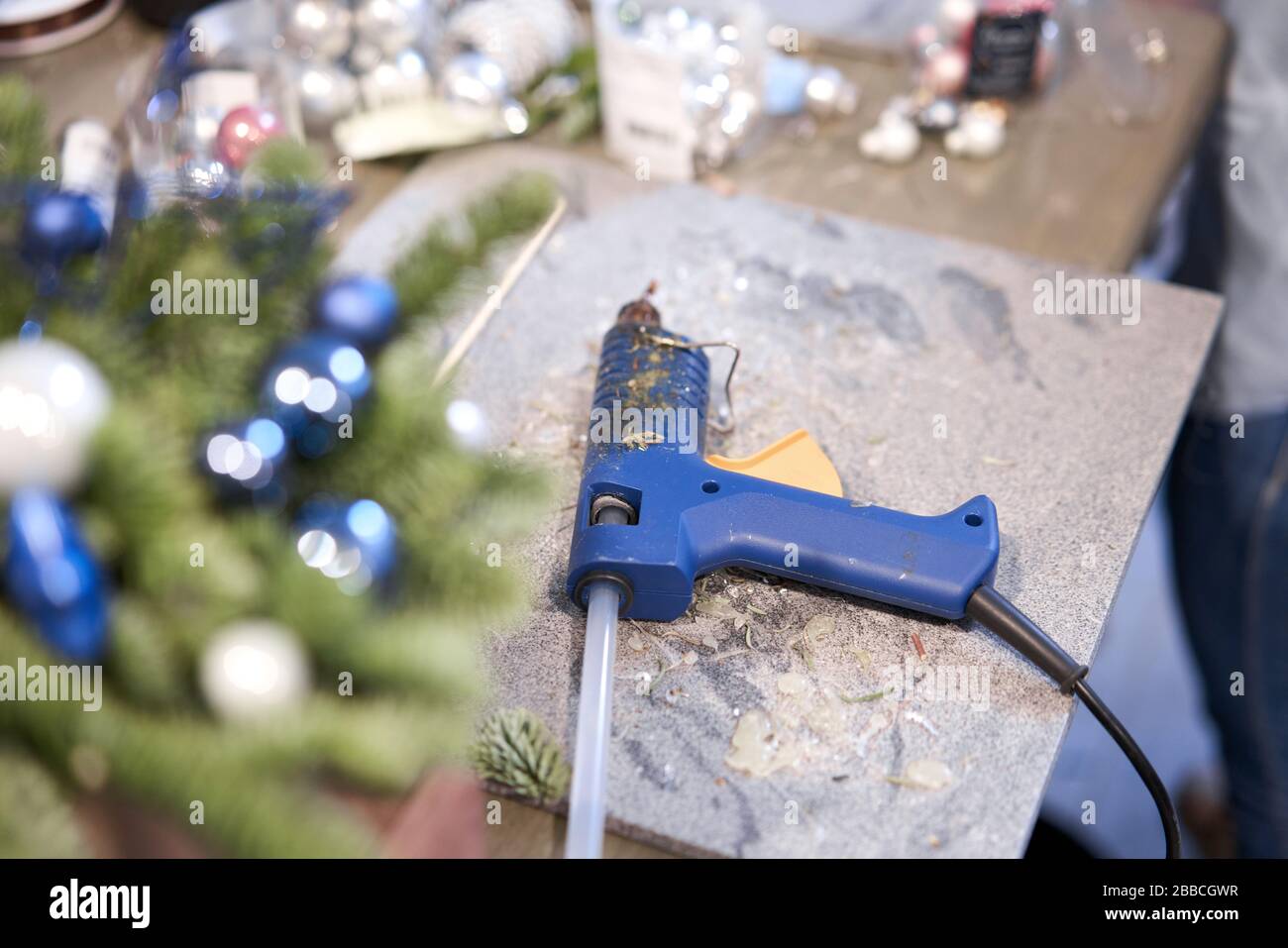 Master Class auf dem Bilden der dekorativen Ornamenten. Weihnachten Einrichtung mit Ihren eigenen Händen. Das neue Jahr feiern. Flower Shop Stockfoto