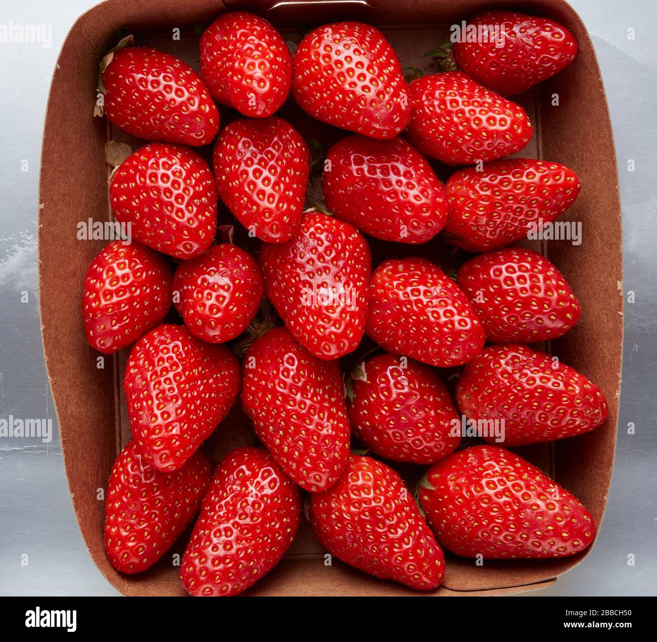 Punnet Erdbeeren Overhead braun Pappe frische Sommerfrüchte saftig saftig saftig Gewaschen saubere Portion Stockfoto