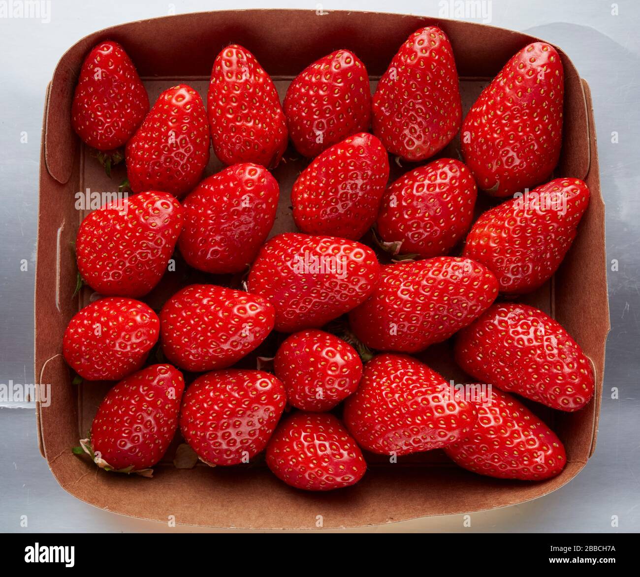 Punnet Erdbeeren Overhead braun Pappe frische Sommerfrüchte saftig saftig saftig Gewaschen saubere Portion Stockfoto