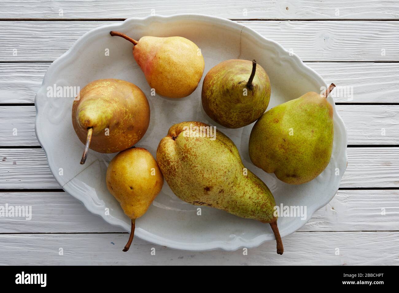 Birnen, gemischt, Sorten, Auswahl, Overhead, Gruppe, weiß, Schüssel, Holz, Tisch, William, Comice, Concorde, Forelle, Konferenz, süß, saftig, Obst, St. Stockfoto