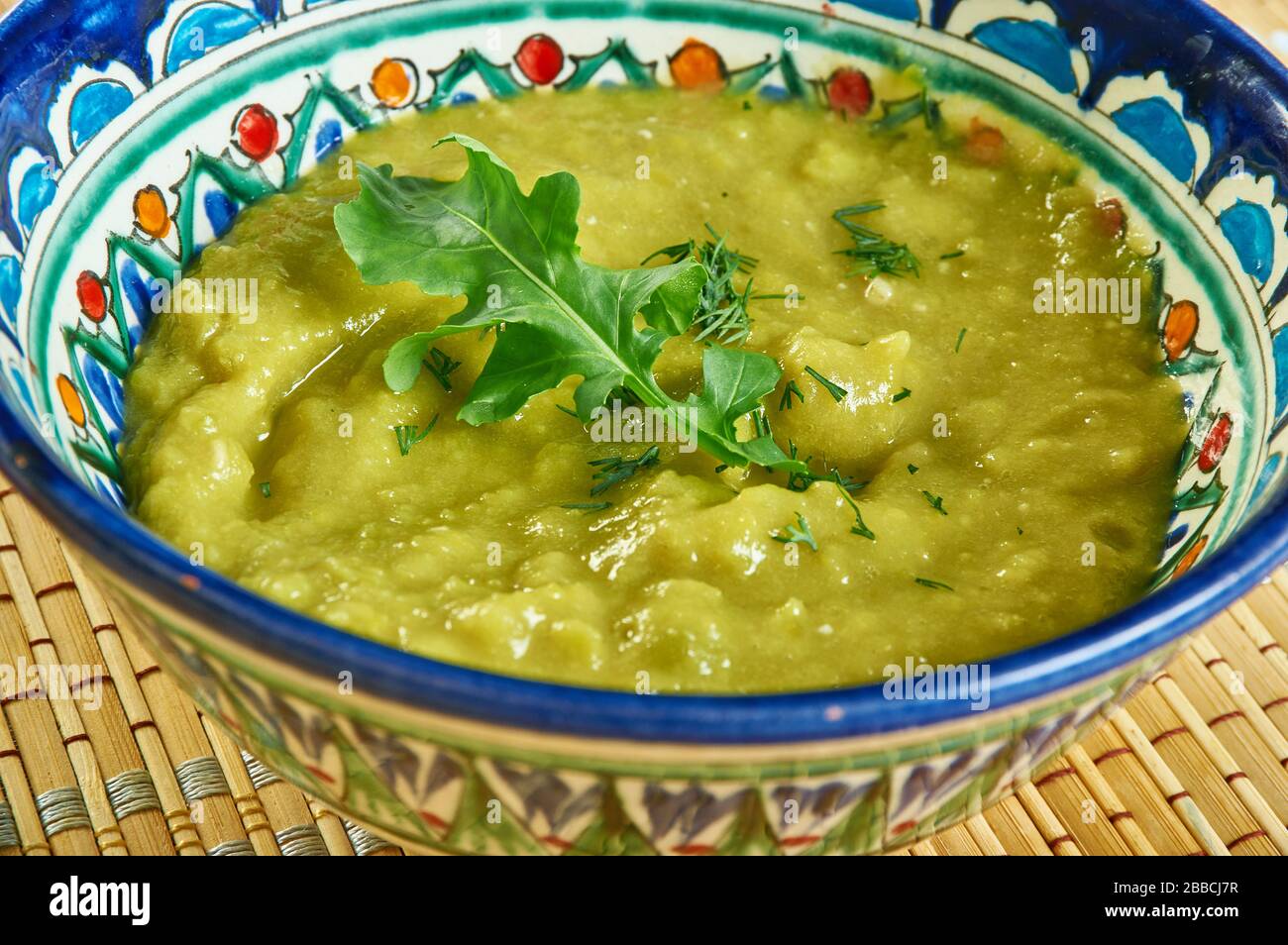 Gewürzte Spinatdhalssuppe, indische Linsensuppe. Stockfoto