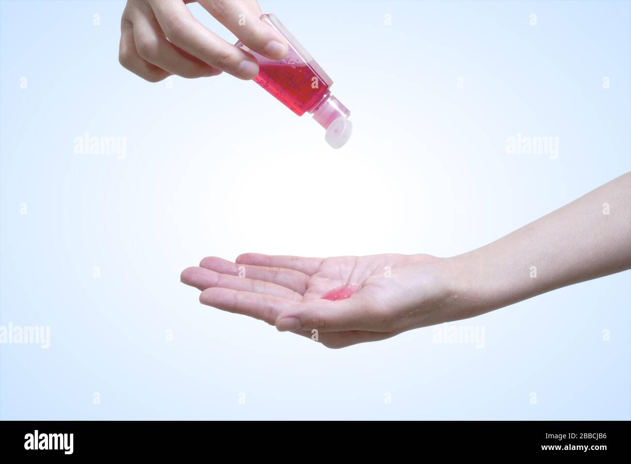 Rote Hand: Waschen Sie Gel an den Händen, um Bakterien zu säuberen und zu schützen. Hand der Frau, die Alkoholgel anwendet, um die Reinigung isoliert mit dem Beschneidungspfad zu machen. Stockfoto