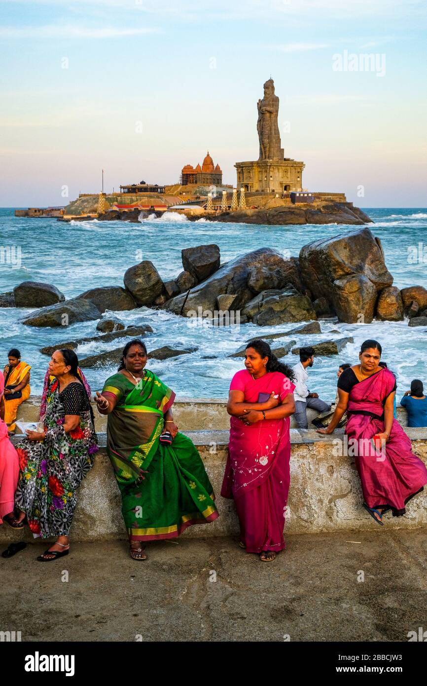 Kanyakumari, Indien - März 2020: Frauen, die den Sonnenuntergang vor der Thiruvalluvar-Statue am 12. März 2020 in Kanyakumari, Indien, beobachten Stockfoto