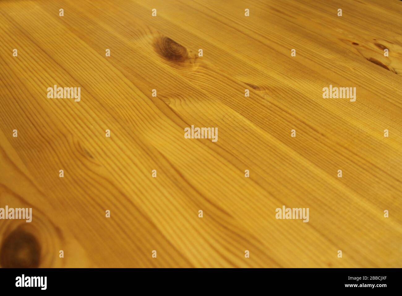 Goldener Bräunungshintergrund von Bretter. Lackierte Tischfläche aus Holz. Stockfoto