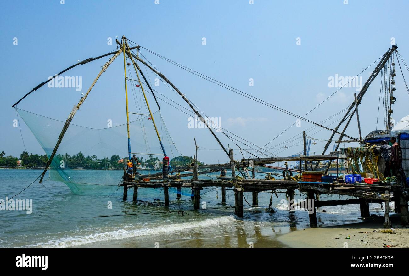 Kochi, Indien - März 2020: Traditionelle chinesische Fischernetze am Strand von Fort Kochi am 21. März 2020 in Kochi, Indien. Stockfoto