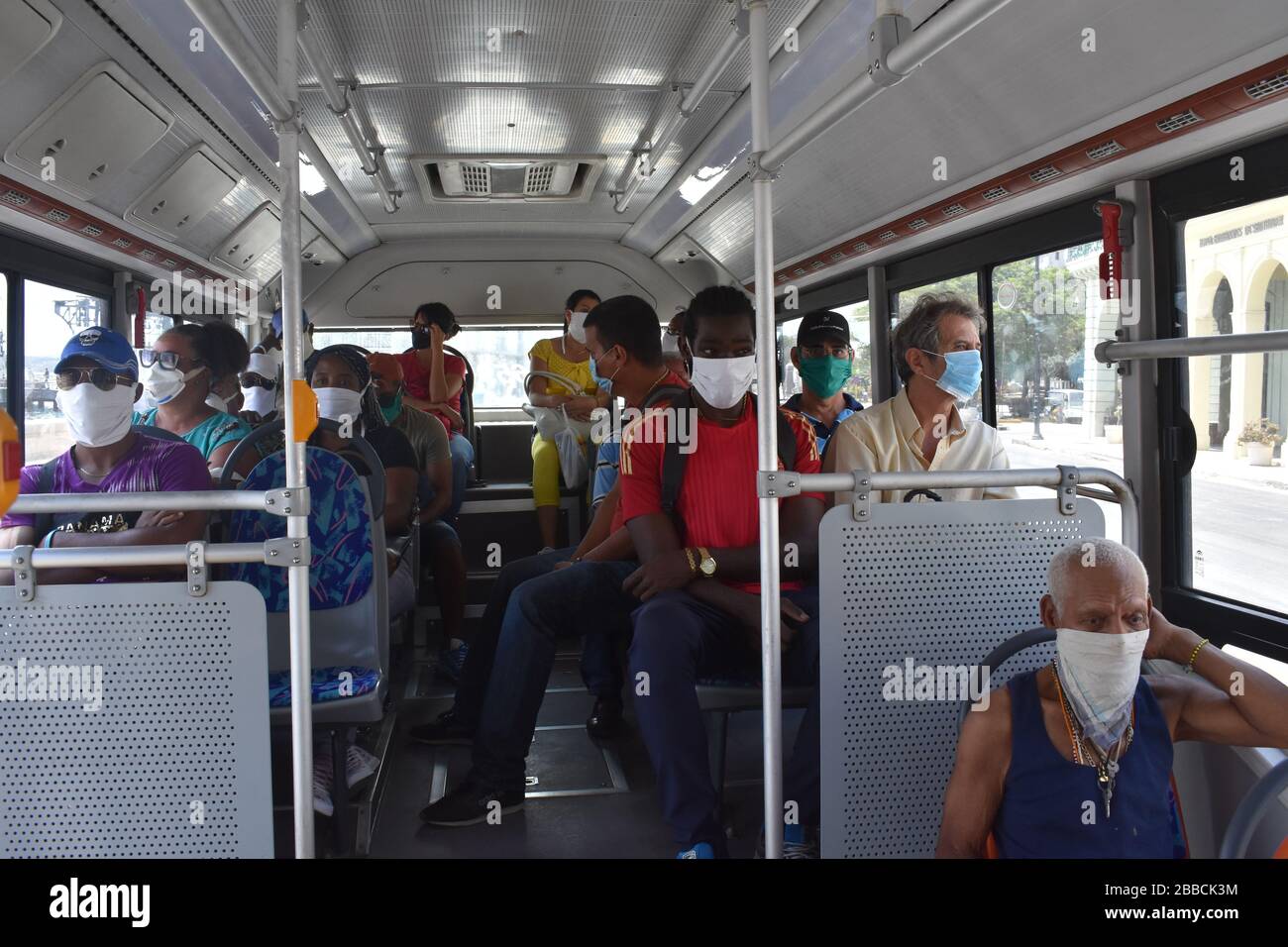 Havanna, Kuba. März 2020. Menschen, die Masken tragen, nehmen einen Bus in Havanna, Kuba, 30. März 2020. Credit: Zhu Wanjun/Xinhua/Alamy Live News Stockfoto