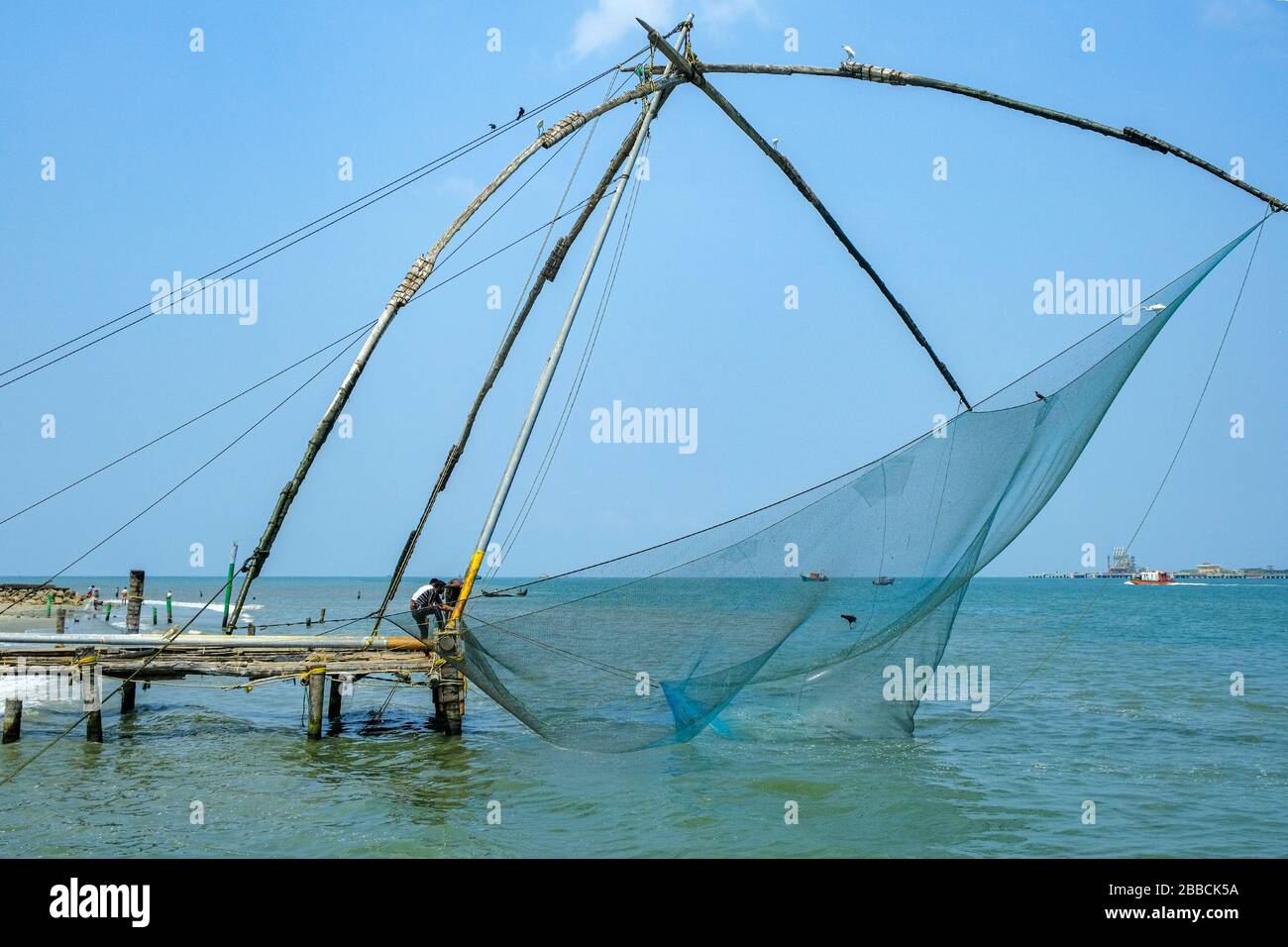 Kochi, Indien - März 2020: Traditionelle chinesische Fischernetze am Strand von Fort Kochi am 21. März 2020 in Kochi, Indien. Stockfoto