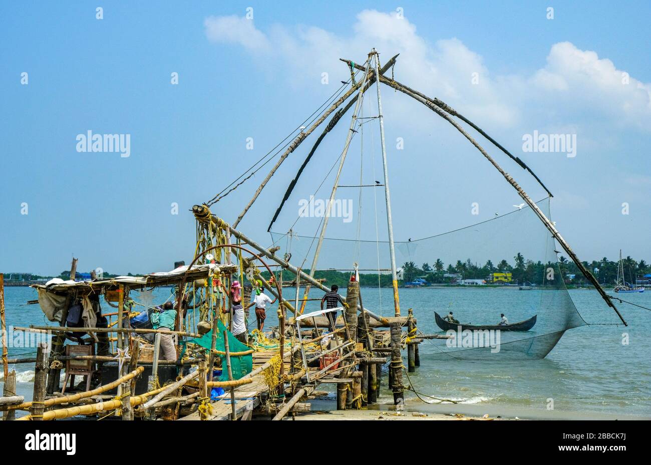 Kochi, Indien - März 2020: Traditionelle chinesische Fischernetze am Strand von Fort Kochi am 21. März 2020 in Kochi, Indien. Stockfoto
