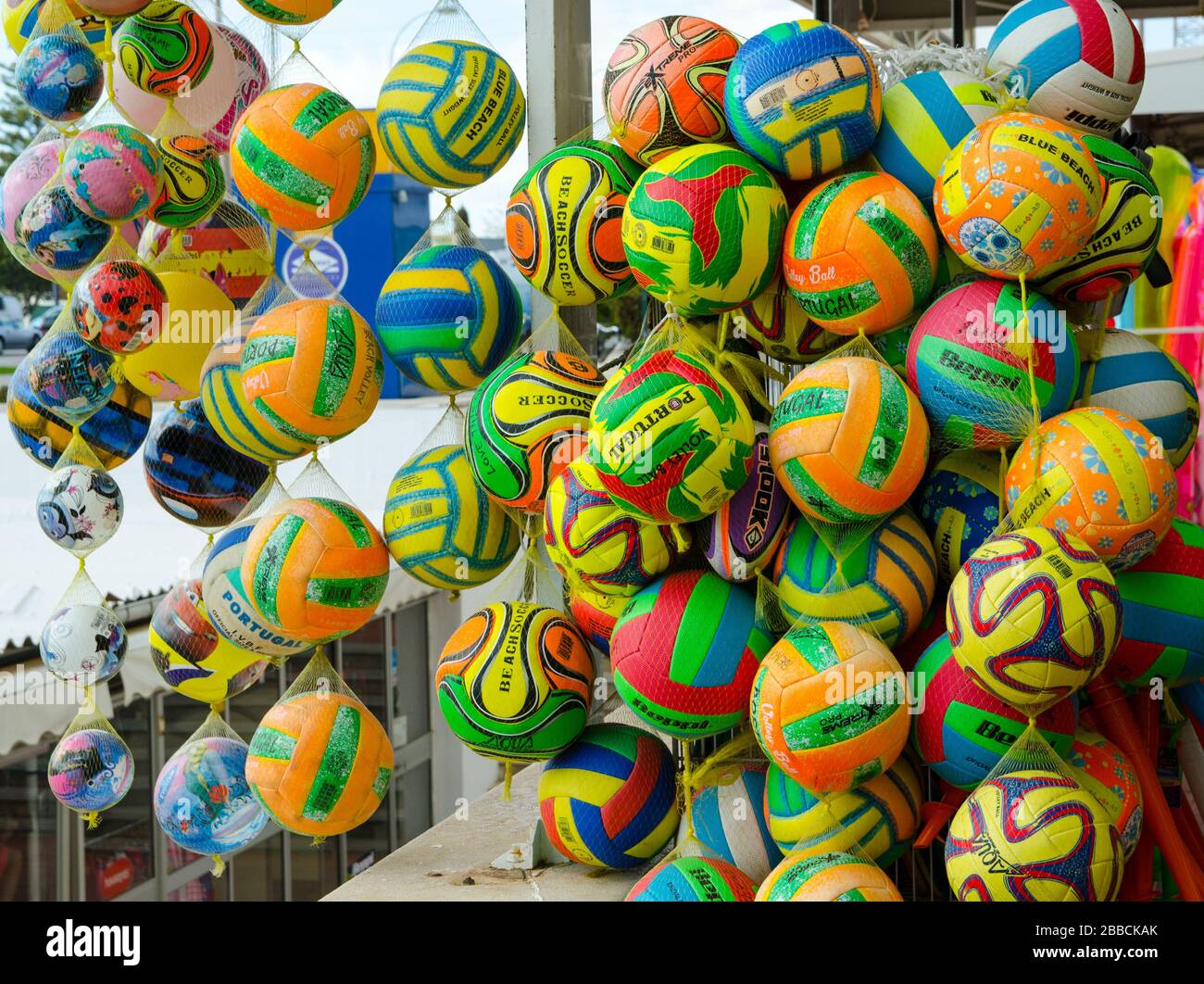 Monte Gordo, Portugal - 18. November 2019: Bunte Bälle zum Spielen von Fussball und Volleyball zum Verkauf an einem Badestall in der Algarve, Resort Mon Stockfoto