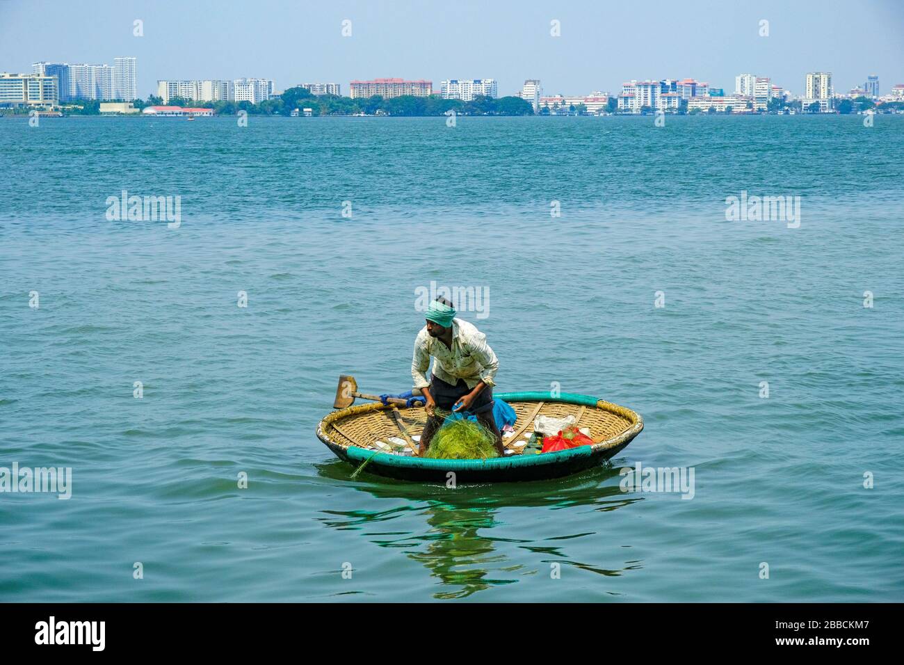 Kochi, Indien - März 2020: Fischer im Hafen von Fort Kochi am 21. März 2020 in Kochi, Indien. Stockfoto