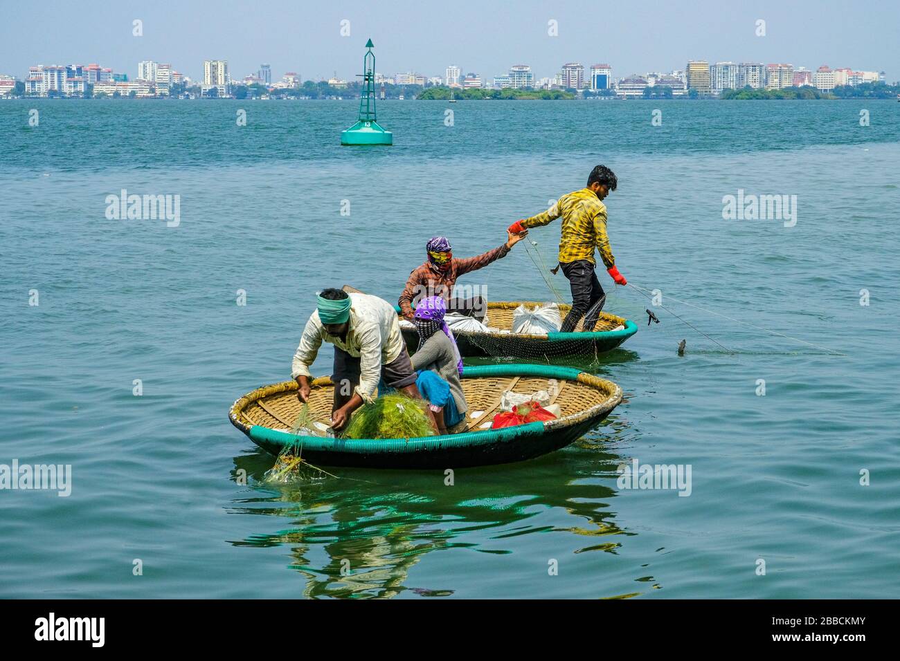 Kochi, Indien - März 2020: Fischer im Hafen von Fort Kochi am 21. März 2020 in Kochi, Indien. Stockfoto