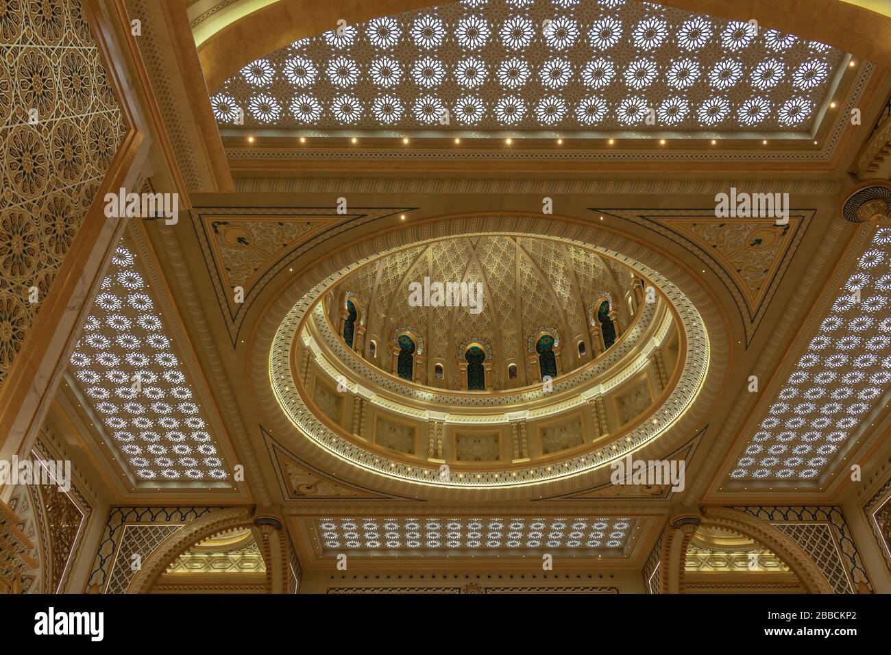 Abu Dhabi, VAE - 3. Januar 2020: Innenkuppel der großen Halle im Präsidentenpalast (Qasr Al Watan) misst 37 Meter Stockfoto