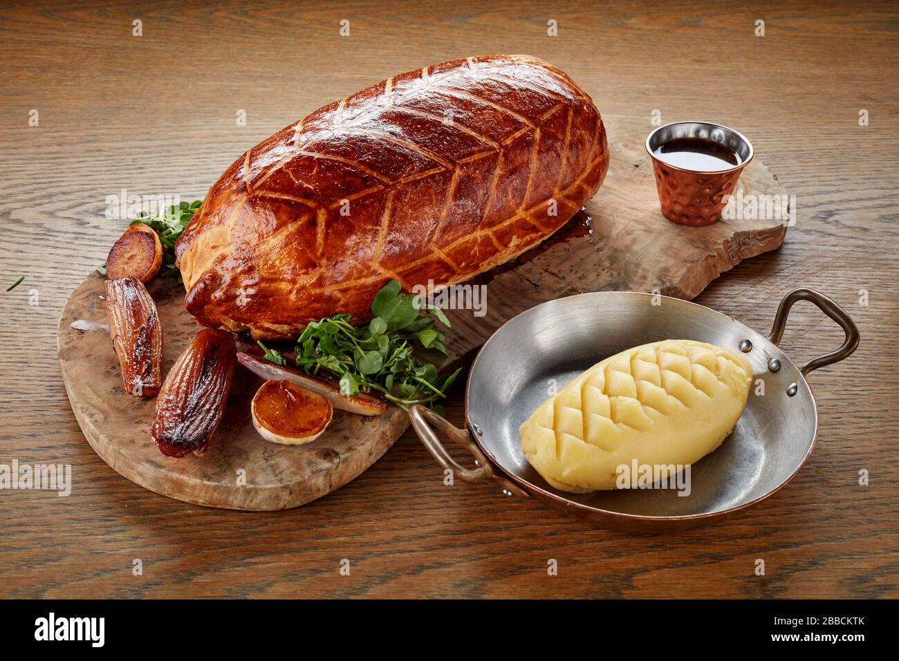 Beef wellington in Scheiben geschnitten serviert Brett teilen Platte Holz Frisch gekochtes, rosafarbenes, perfektes Gebäckfleisch Stockfoto