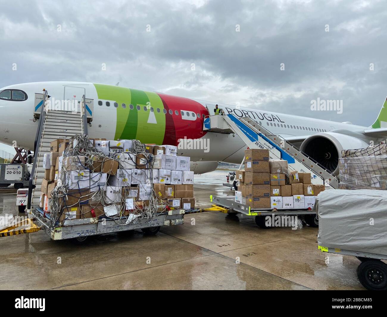 (200331) -- LISSABON, 31. März 2020 (Xinhua) -- medizinische Versorgung, die von der chinesischen Fosun Group geliefert wird, kommt an einem Flughafen in Lissabon, Portugal, 30. März 2020 an. Eine Reihe von medizinischen Hilfsgütern, die von der chinesischen Fosun Group geliefert wurden, einschließlich 1 Million Gesichtsmasken und 200.000 Testkits, ist am Montag aus China nach einer Pressemitteilung des Unternehmens in Lissabon angekommen. Unter den Geräten werden 70.000 Einheiten, einschließlich persönlicher Schutzmasken für medizinisches Fachpersonal und Nukleinsäure-Nachweiskits von COVID-19, von der Fosun Group mit Unterstützung der Fosun Niederlassungen an die portugiesische Regierung gespendet Stockfoto