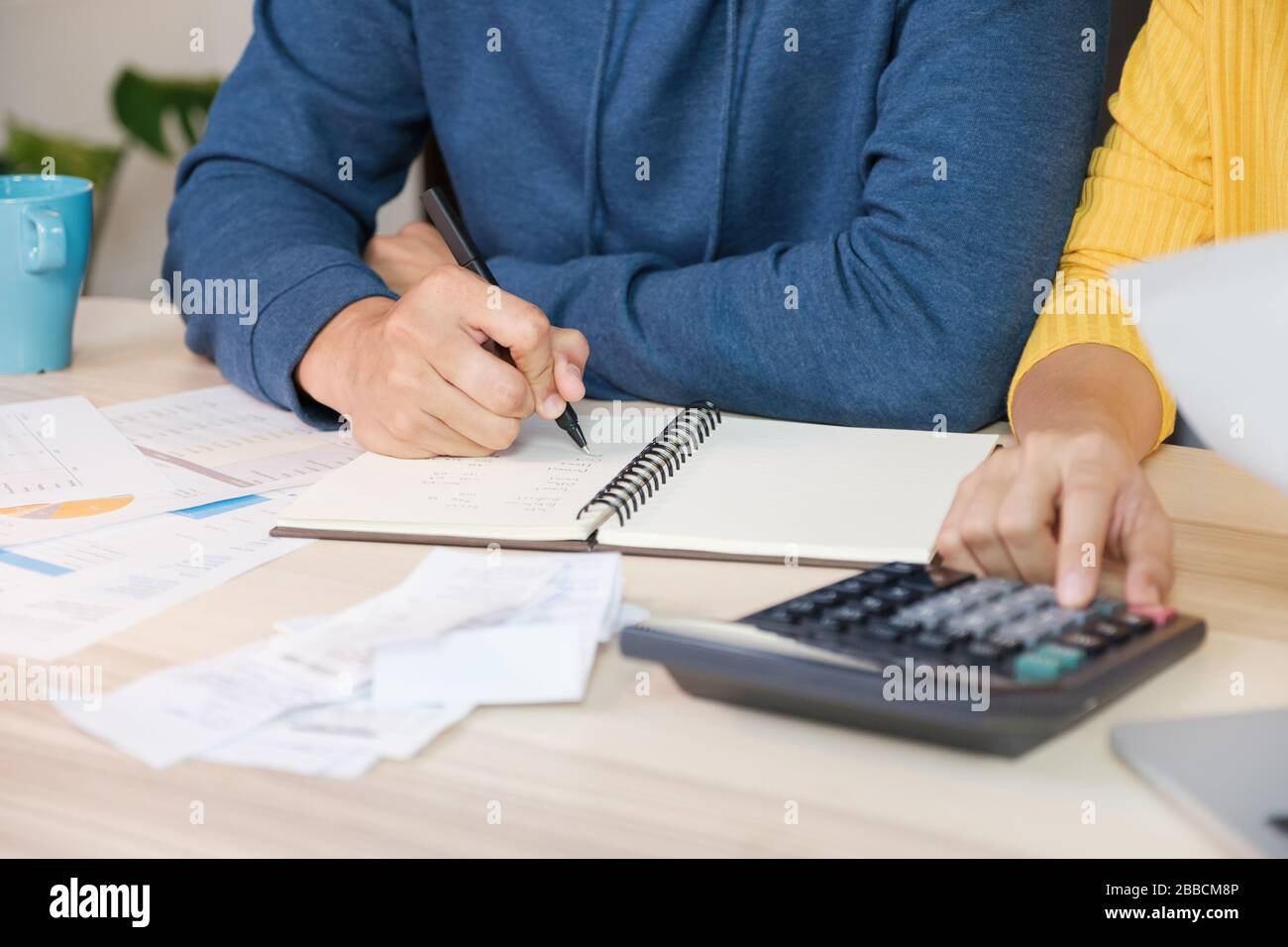 Asiatische Paare Listen Haushaltsrechnung Haushalt auf Tisch in der Küche bei neuem Haus.Familienkosten Stockfoto