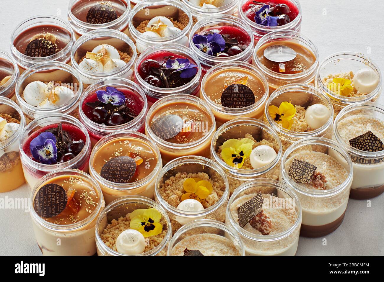 Auswahl desset Töpfe bunte süße Pudding einzelne Gruppen Linien werden angezeigt Stockfoto
