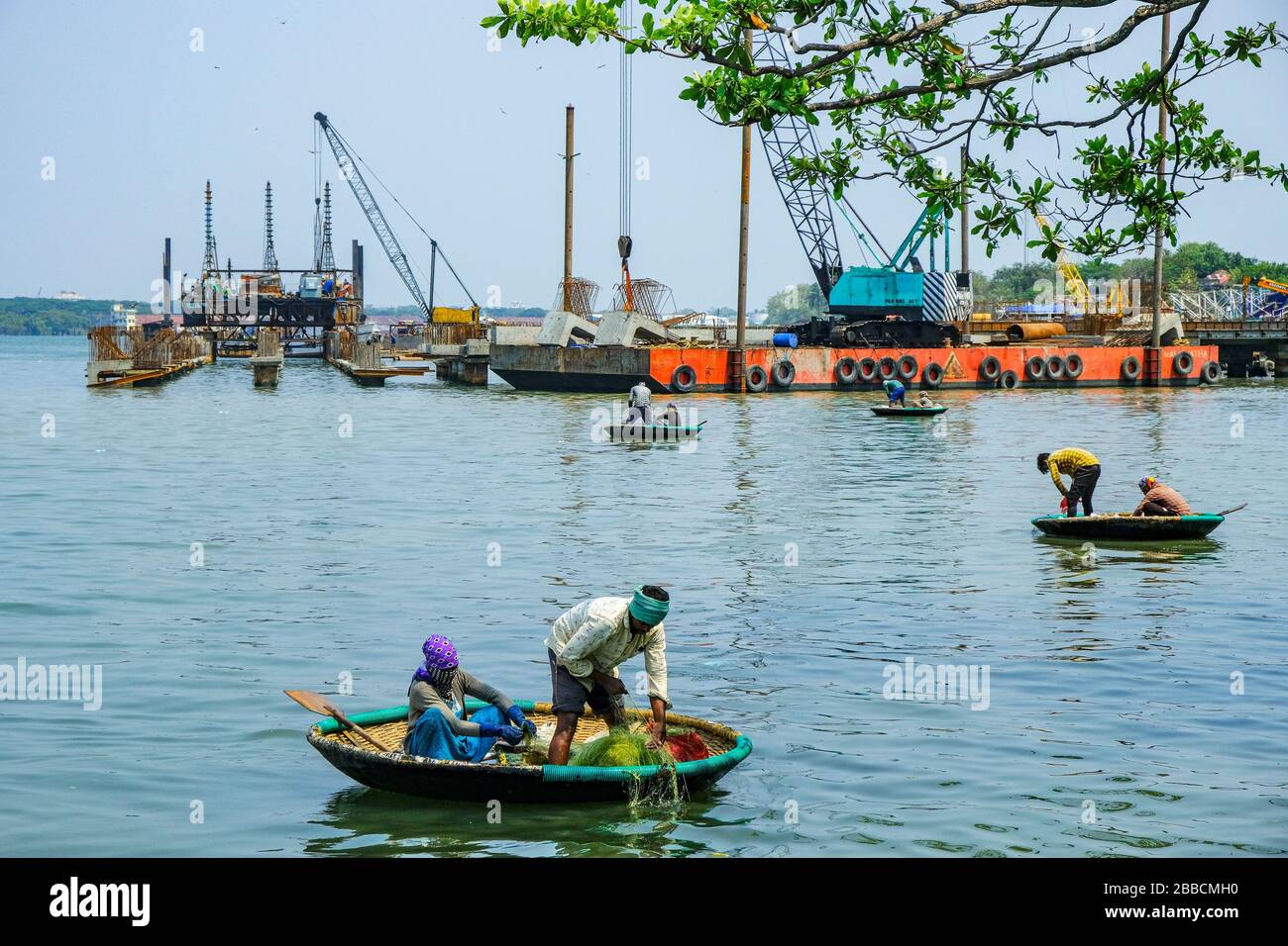 Kochi, Indien - März 2020: Fischer im Hafen von Fort Kochi am 21. März 2020 in Kochi, Indien. Stockfoto