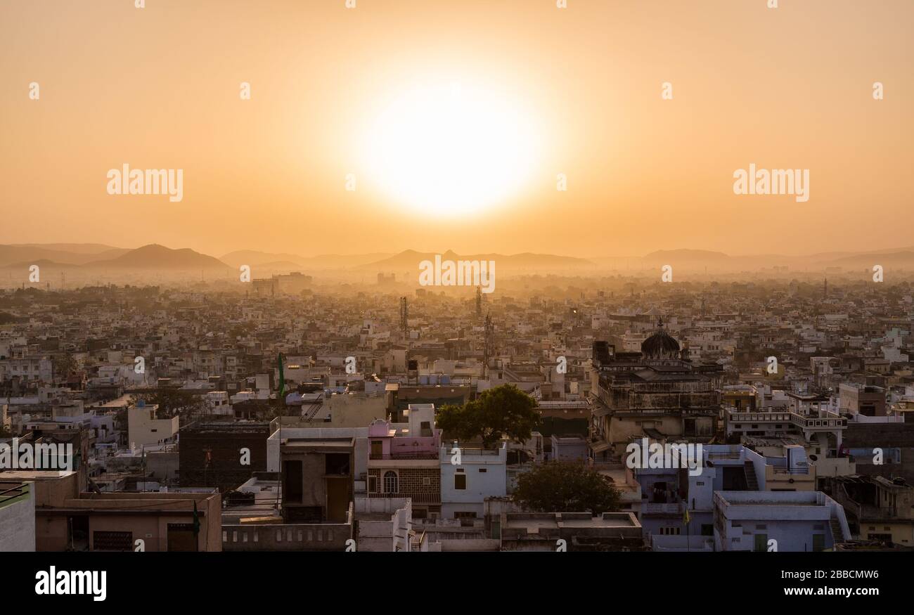 Ein schöner Sonnenaufgang in Udaipur Indien. Die Spitze der Dächer und Gebäude ist zu sehen. Stockfoto