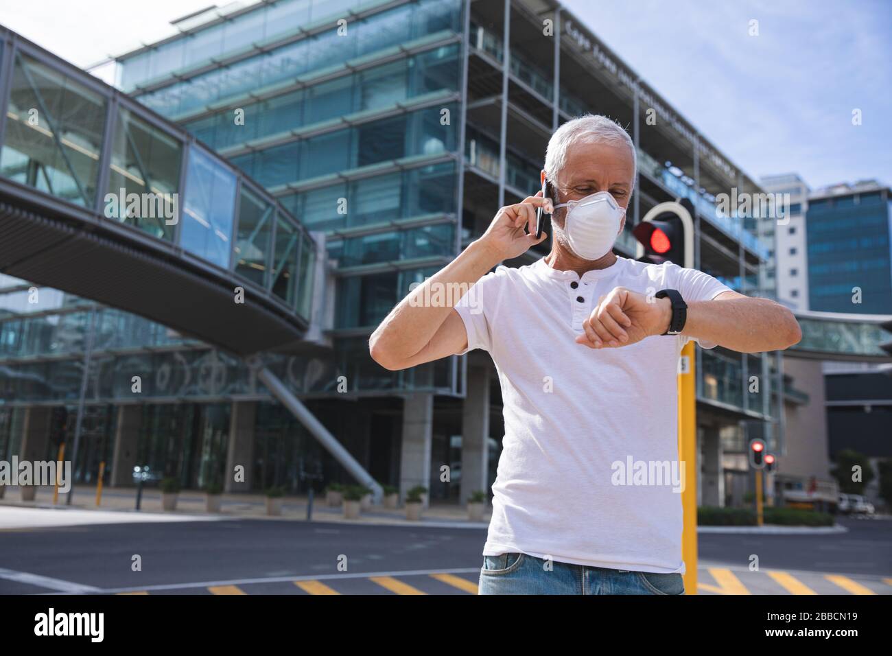 Mann mittleren Alters trägt unterwegs die Maske Coronavirus Covid 19 Stockfoto