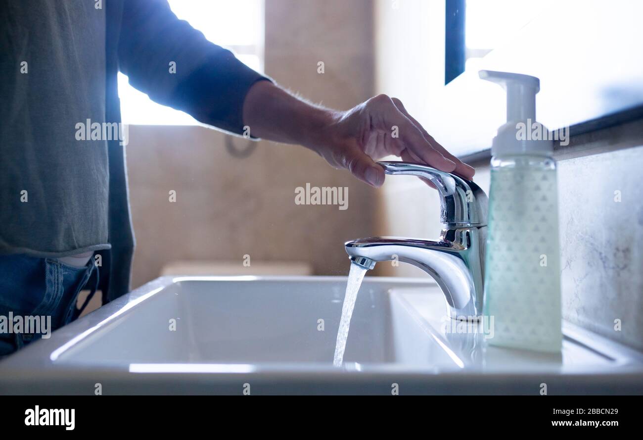 Frau wascht ihre Hände gegen Coronavirus Covid19 Stockfoto