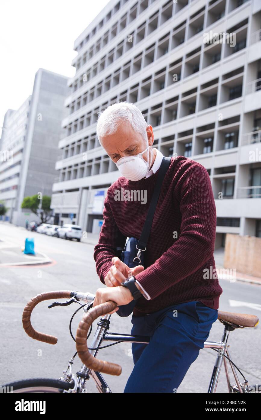 Mann mittleren Alters trägt unterwegs die Maske Coronavirus Covid 19 Stockfoto