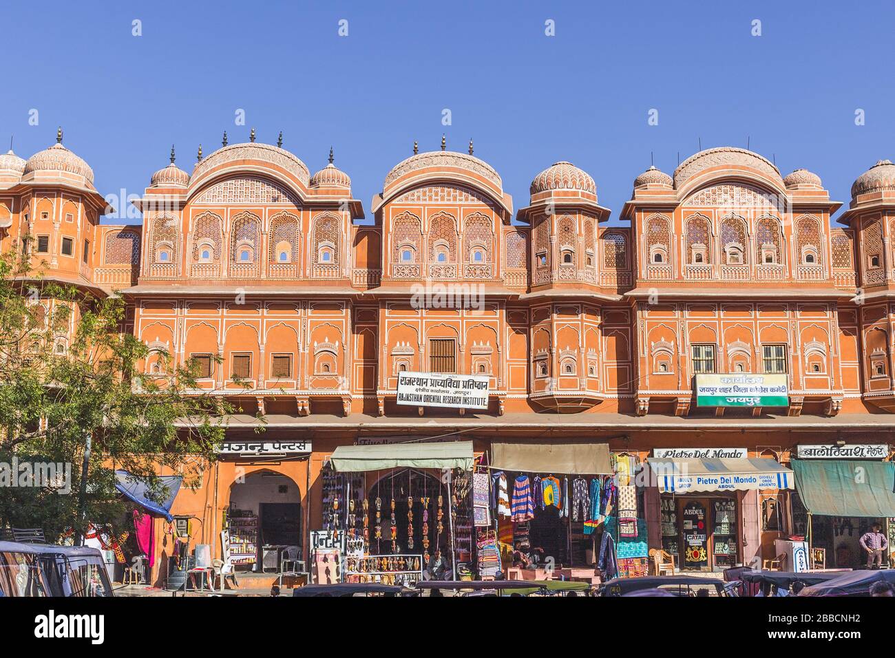 JAIPUR, INDIEN - 22. MÄRZ 2016: Ein Blick auf Architektur und Geschäfte in der pinkfarbenen Stadt Jaipur in Indien. Menschen sind zu sehen. Stockfoto