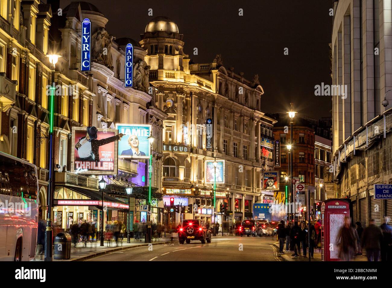 LONDON, Großbritannien - 24. Nov. 2019: Blick entlang der Shafesbury Avenue im Londoner West End nachts. Das Äußere von Theatern und Menschen ist zu sehen. Stockfoto