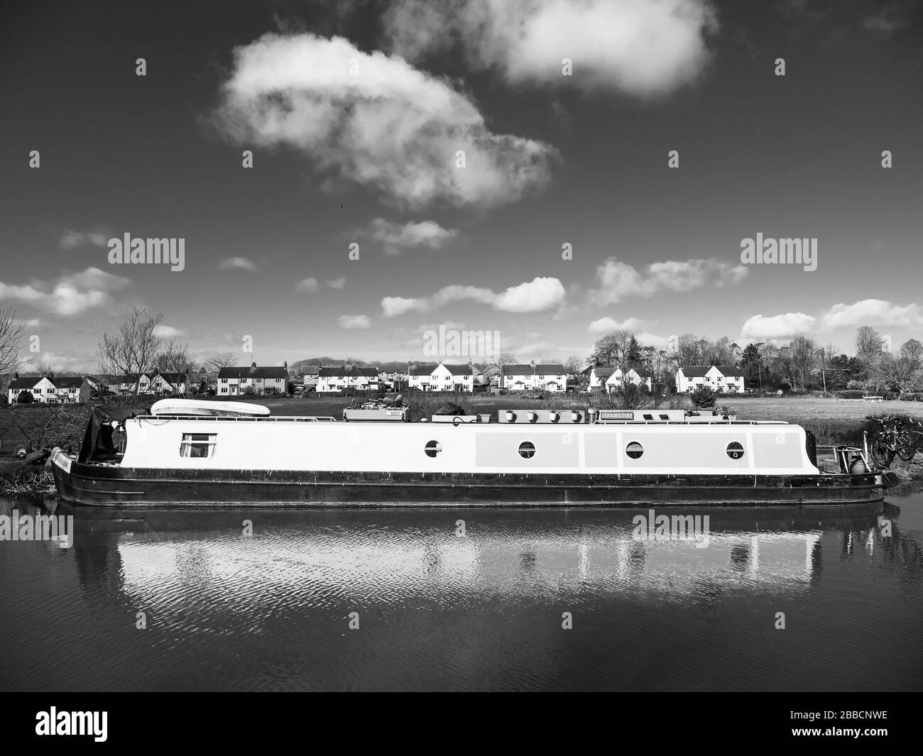 Dramatische Schwarz-Weiß-Landschaft, Kennet und Avon Canal, Great Bedwyn, Wiltshire, England, Großbritannien, GB. Stockfoto