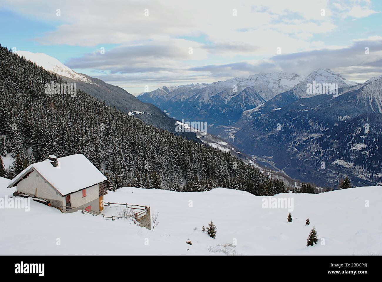 Panorama der Schweizer Alpen mit Chalet und Schnee Stockfoto