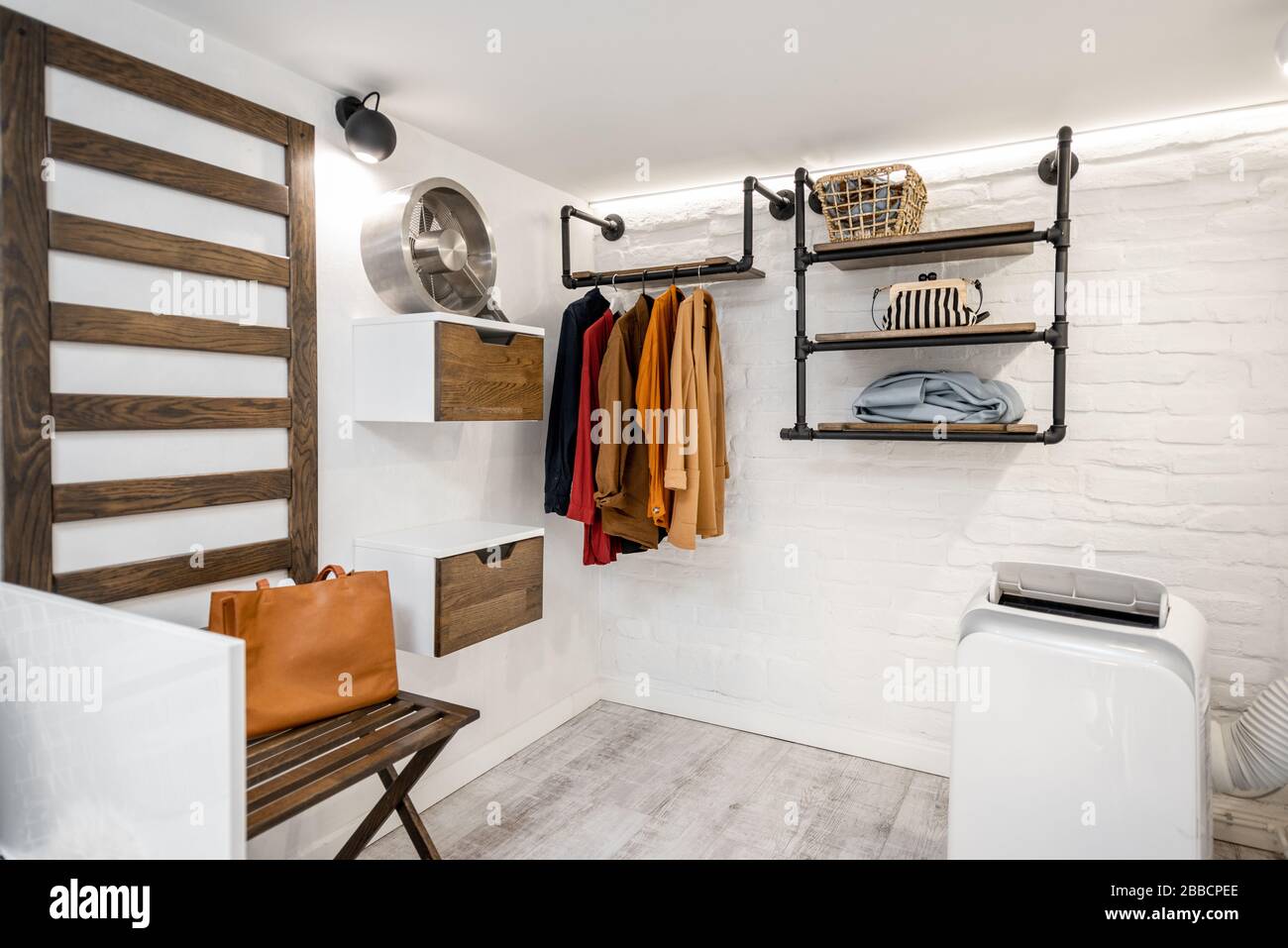 Moderne garderobe oder kleine Kleidung zum Aufbewahren von Innenräumen mit Kleidungsstück Stockfoto