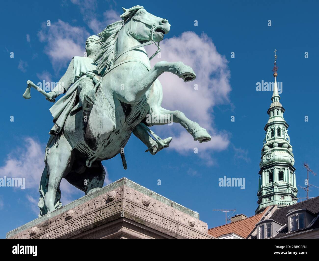 Statue von Absalon, einem Ritter des Krieger-Bishop, der Gründer von Kopenhagen war, zu Pferd auf Højbro Plads, Kopenhagen, Dänemark Stockfoto
