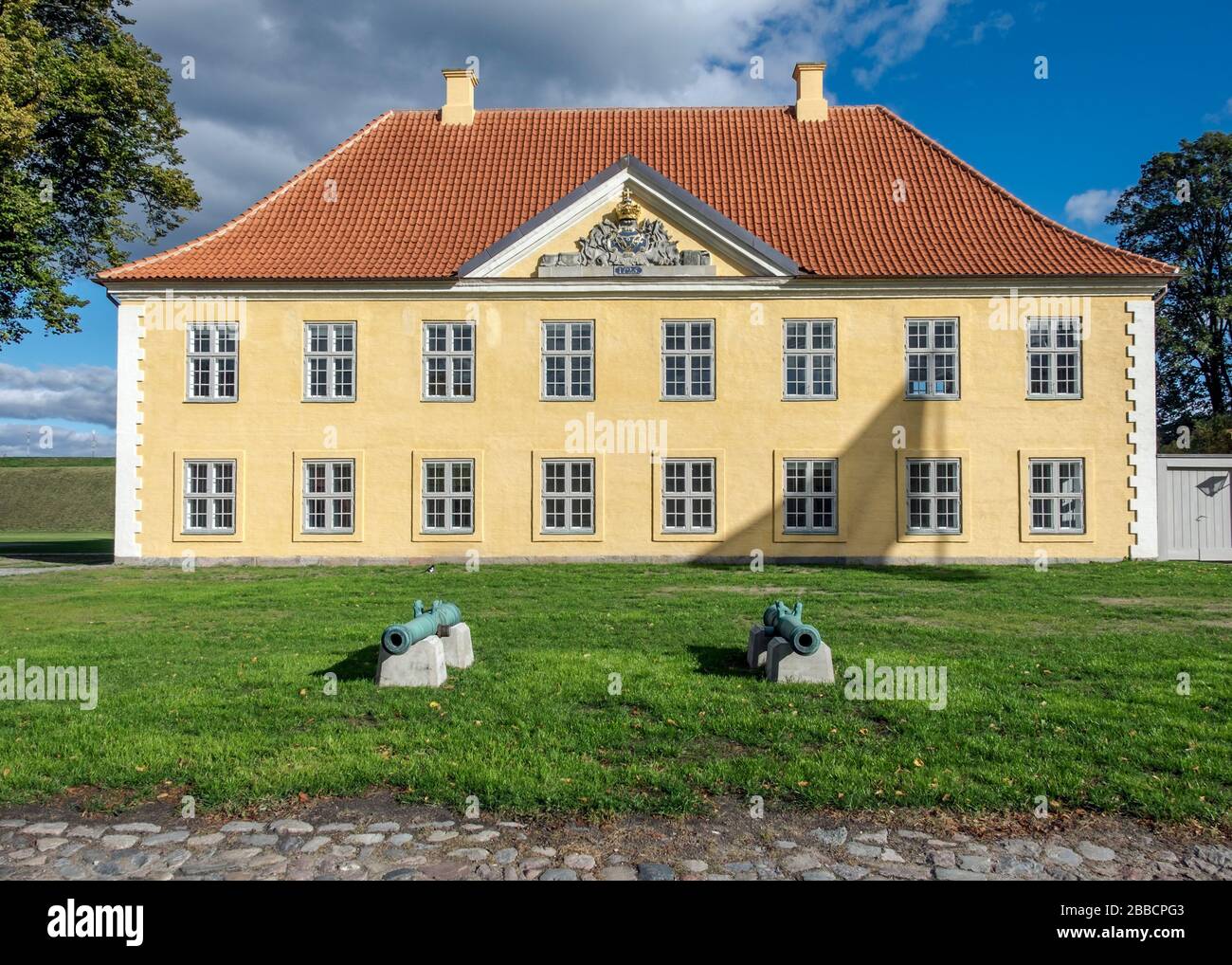 Das Kommandantenhaus. Zweistöckiges gelbes Gebäude im Stil des Barock in Kastellet des Architekten Elias Häuser - Kastellet, Kopenhagen, Dänemark Stockfoto