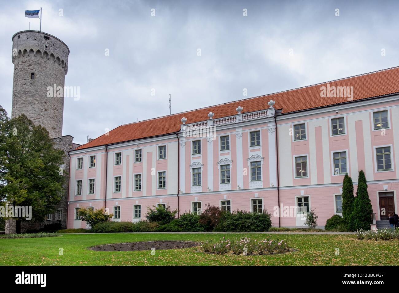 Der Garten des Gouverneurs, der Hermann Tower und der Südflügel des Schlosses Toompea, Tallinn, Estland Stockfoto