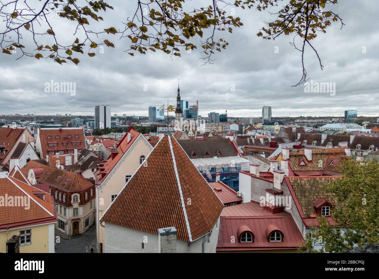 Blick auf das Stadtbild von der Altstadt, dem UNESCO-Weltkulturerbe, in Richtung der Neustadt, Tallinn, Estland Stockfoto