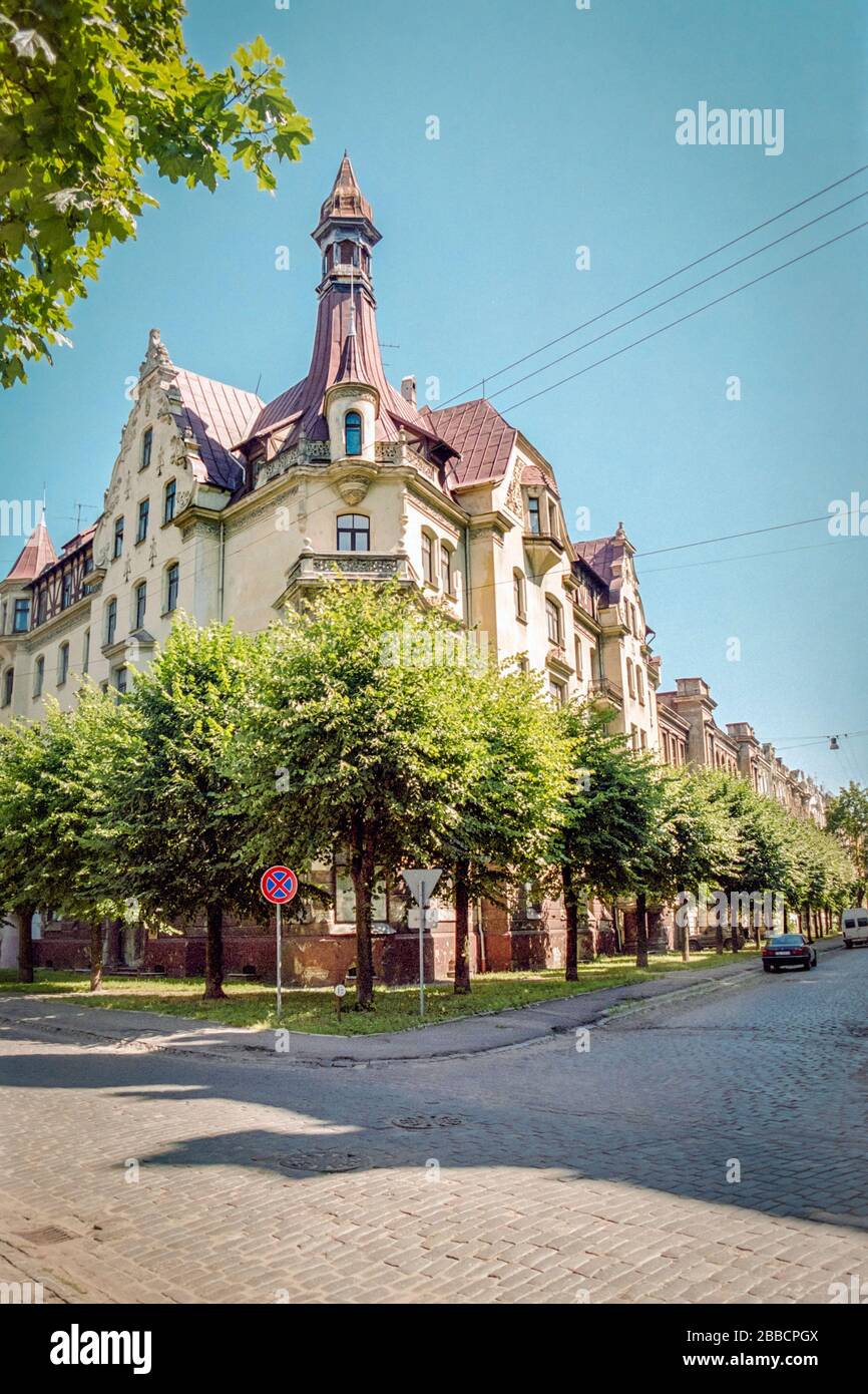 Fassade des Jugendstil-Apartmentgebäudes an der Ecke der Straßen Alberta und Strelnieku in der lettischen Hauptstadt Riga Stockfoto