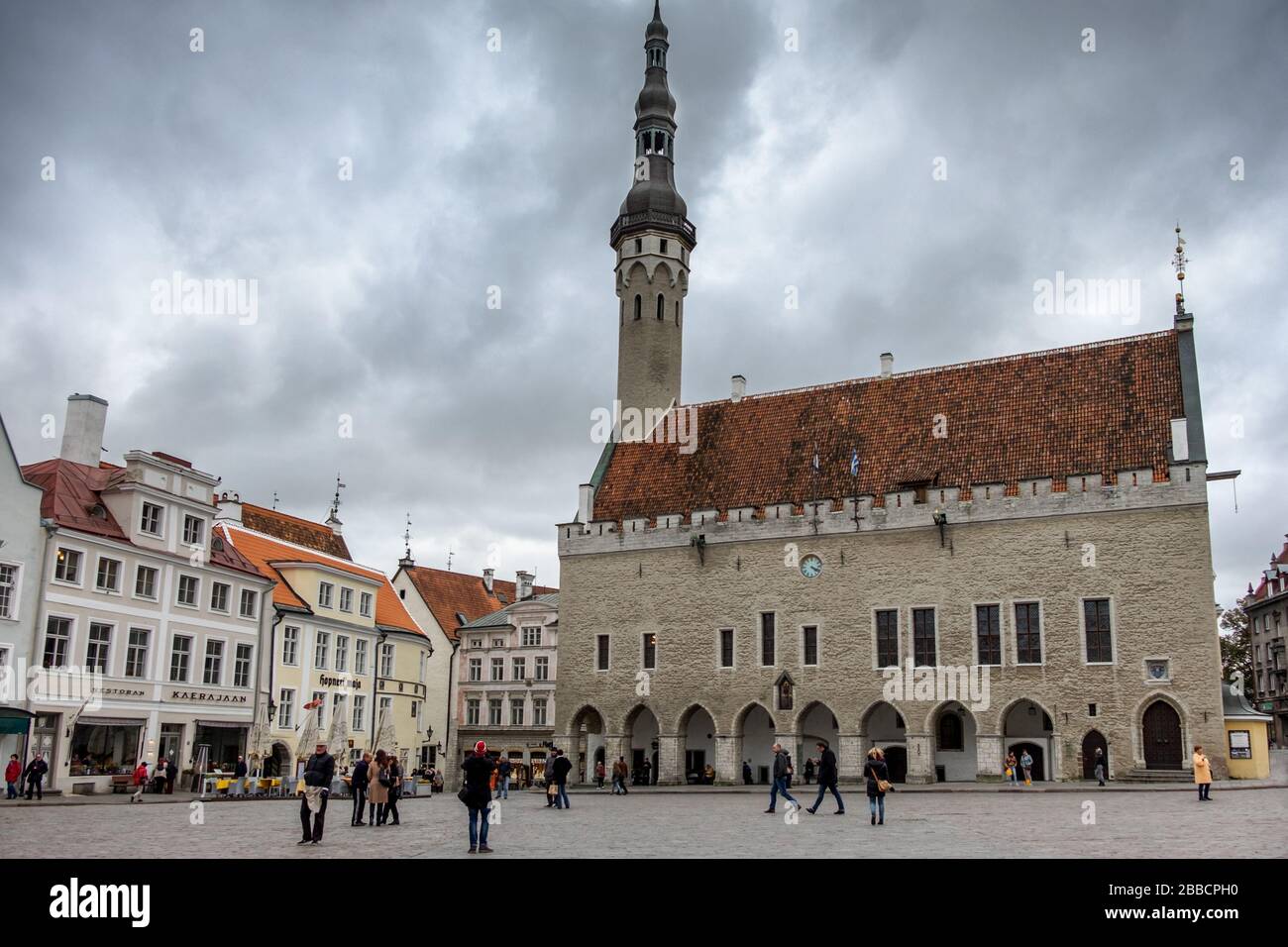 Das Rathaus von Tallinna Raekoda wurde im 13. Jahrhundert auf dem Rathausplatz in Raekoja, Tallinn, Estland, erbaut Stockfoto