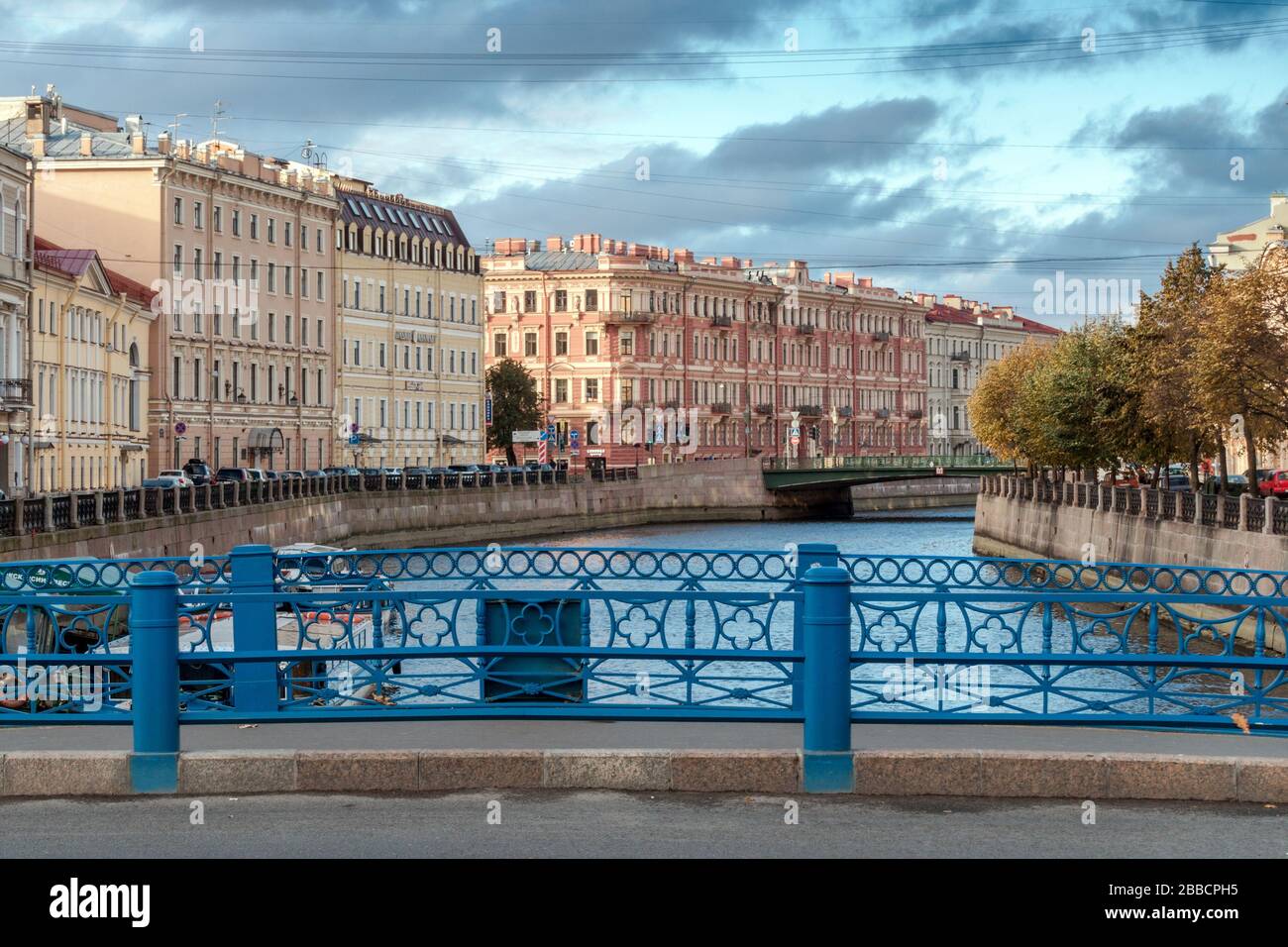 Blick von der Blauen Brücke des Flusses Moyka und von Gebäuden an der Böschung, Sankt Petersburg, Russland Stockfoto