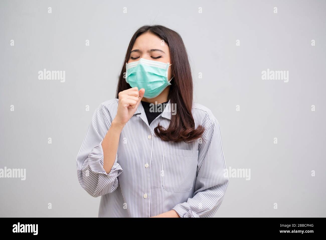 Porträt einer kranken Grippe junge Frau asian mit medizinischer Maske. Pandemie 2019 Coronavirus 2019-nCoV-Konzept. Stockfoto Porträt einer kranken Grippe junge Frau asian mit medizinischer Maske. Pandemie 2019 Coronavirus 2019-nCoV-Konzept. Stockfoto