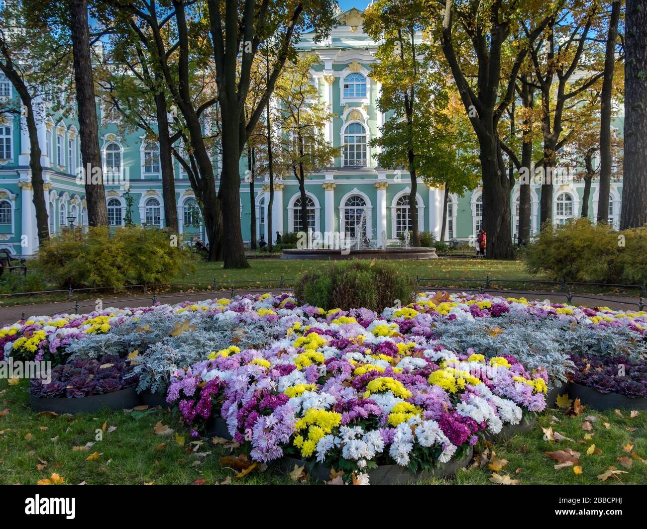 Blumenbeete in den Gärten des Winterpalastes, des staatlichen Hermitage-Museums, Sankt Petersburger Russland Stockfoto