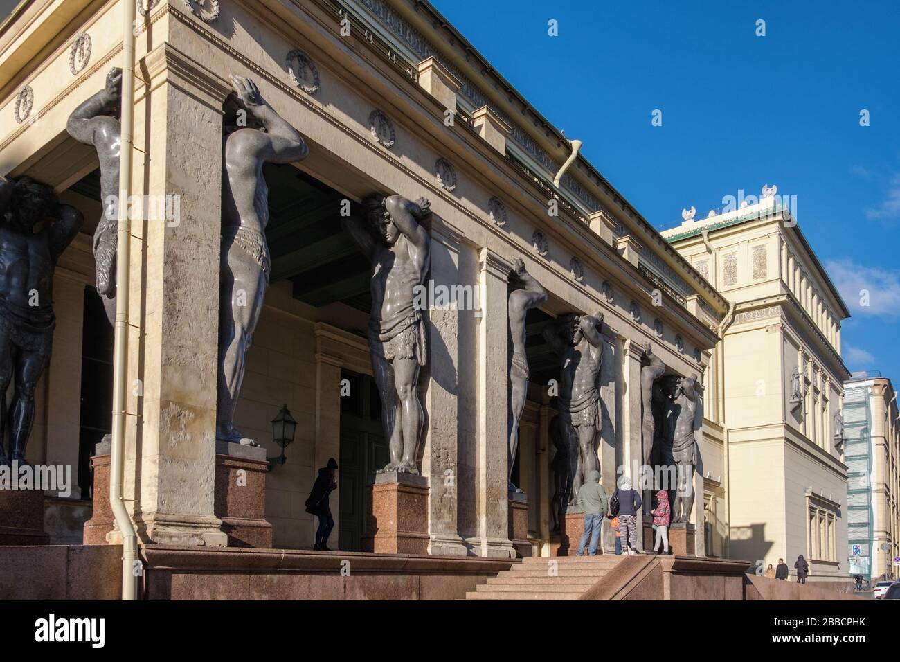 Skulpturen von atlantes, Portico der neuen Einsiedelei in der Millionnaja-Straße, staatliches Museum der Einsiedelei, Sankt Petersburger Russland Stockfoto