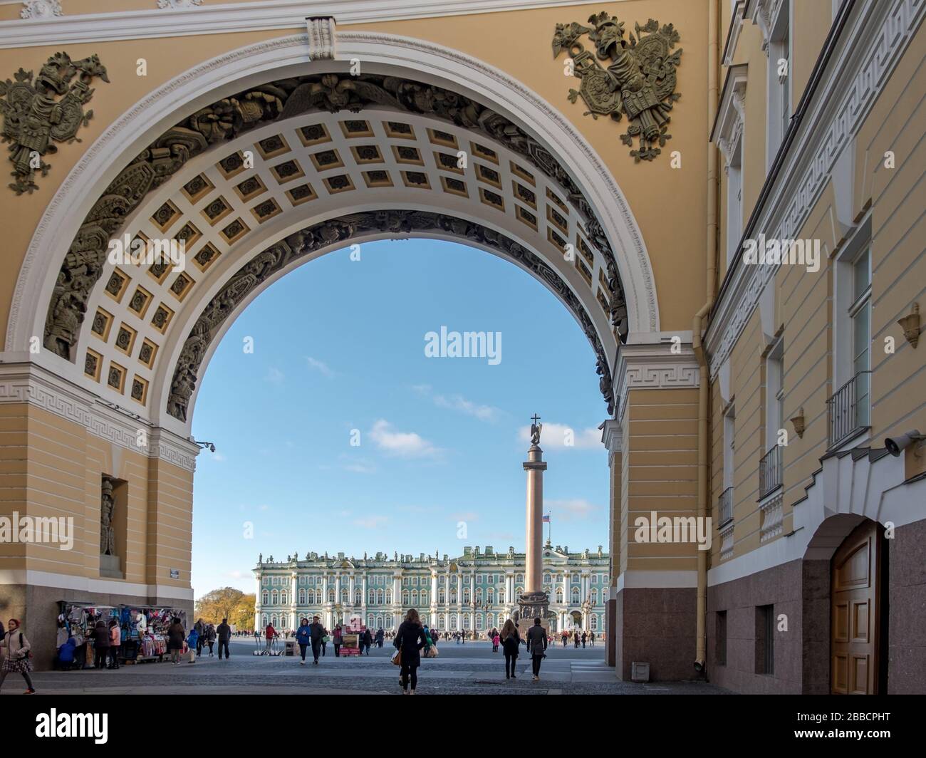 Der Winterpalast, Teil des Kunstmuseums Hermitage, und der Obelisk des Palastplatzes, vom Bogen des Generalstabsgebäudes. Stockfoto